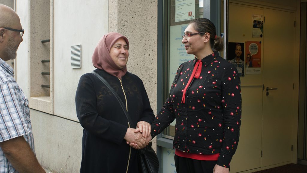 2 vrouwen houden handen vast